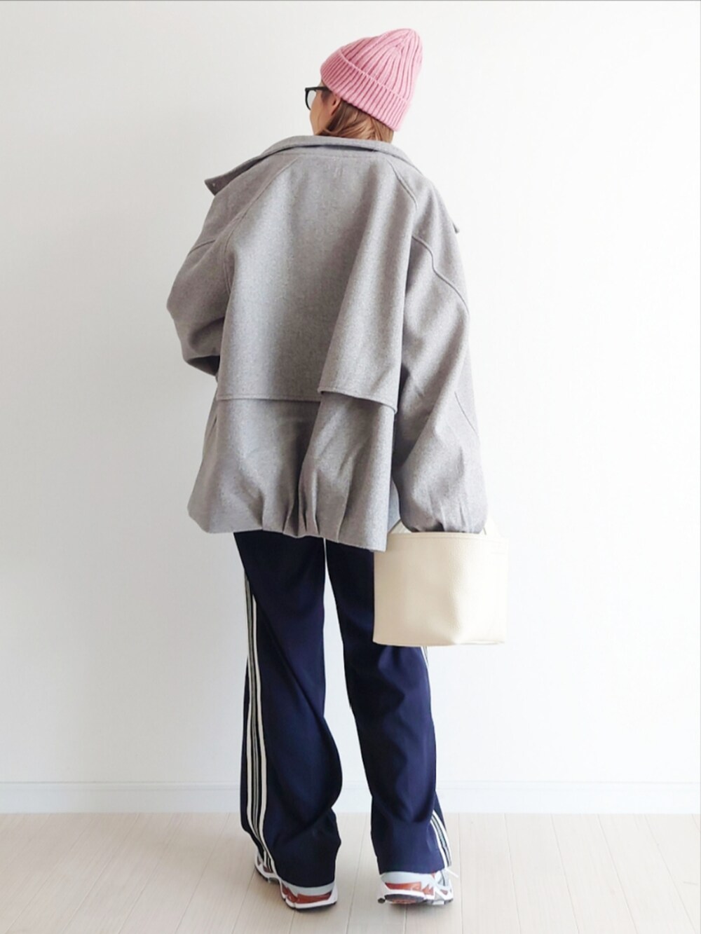 グレー系のその他アウター、ブルー系のその他パンツ、ホワイト系のTシャツ/カットソーを着用したレディースの秋コーディネートの4枚目の写真