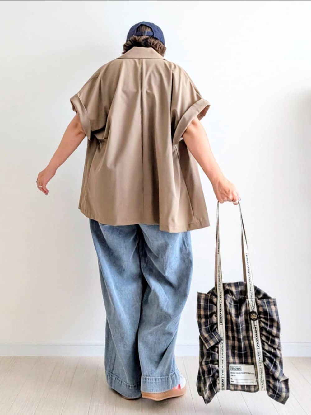 「デニム、スニーカー、チェック、スポーツミックス、ブラウン、秋服準備はじめました、ジャケット、ベージュ、キャミソール、キャップ、シンプルコーデ、韓国ファッション」｜「adidasの『一部WEB限定サイズ』adidas　Exclusive GAZELLE INDOOR（スニーカー、ベージュ系）」を使った、𝕪𝕦𝕚さん（骨格ウェーブ・レディース・155cm）の秋コーディネートの3枚目の写真