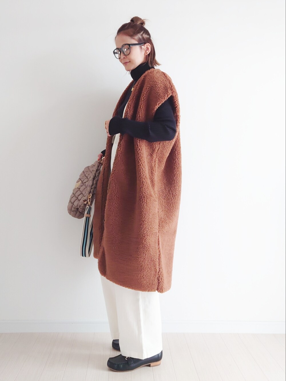 「birthdayroom、ボア、ベスト、ボアベスト、タートルネック、chacocloset、サロペット、プチプラ、ローファー、Q♥︎、ショルダーバッグ、coca」|「Birthday roomのリブタートルニット/シンプルリブニット/タートルネックセーター(ニット/セーター、ブラック系)」を使った、𝕪𝕦𝕚さん(レディース・155cm)の秋コーディネートの3枚目の写真