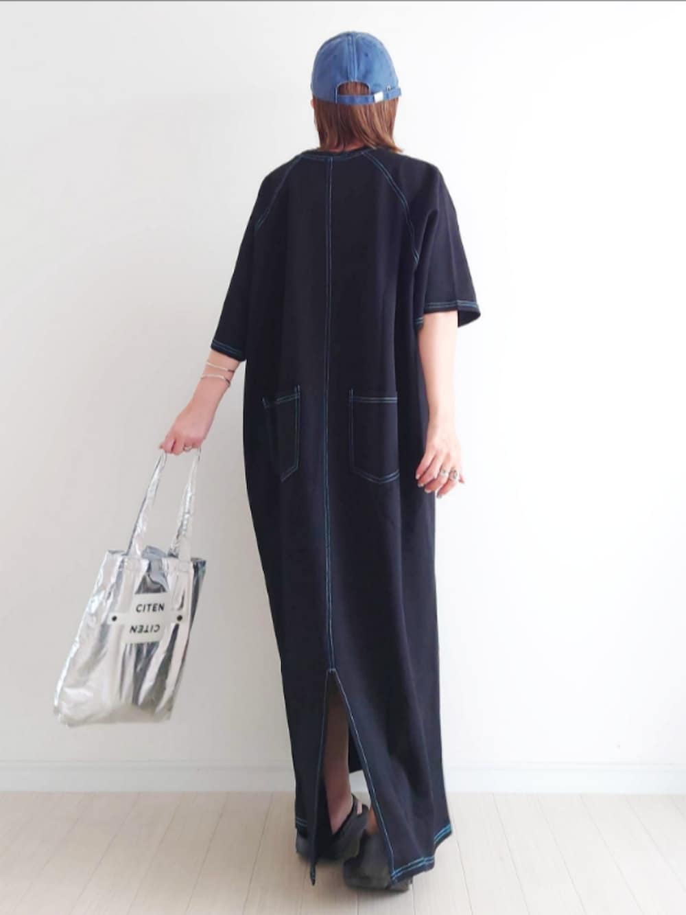 「CORNERS by yui、corners、ワンピース、ワンピースコーデ、ワンピーススタイル、Tシャツワンピ、ラグランTシャツ、夏だ!Tシャツ着よう!、夏コーデ、フェスコーデ、ブラックコーデ、ワントーンコーデ、低身長、キャップ、サングラス」|「CORNERS by yuiの【CORNERS by yui】配色ステッチラグランTシャツワンピース(ワンピース、ブラック系)」を使った、𝕪𝕦𝕚さん(レディース・155cm)の夏コーディネートの4枚目の写真