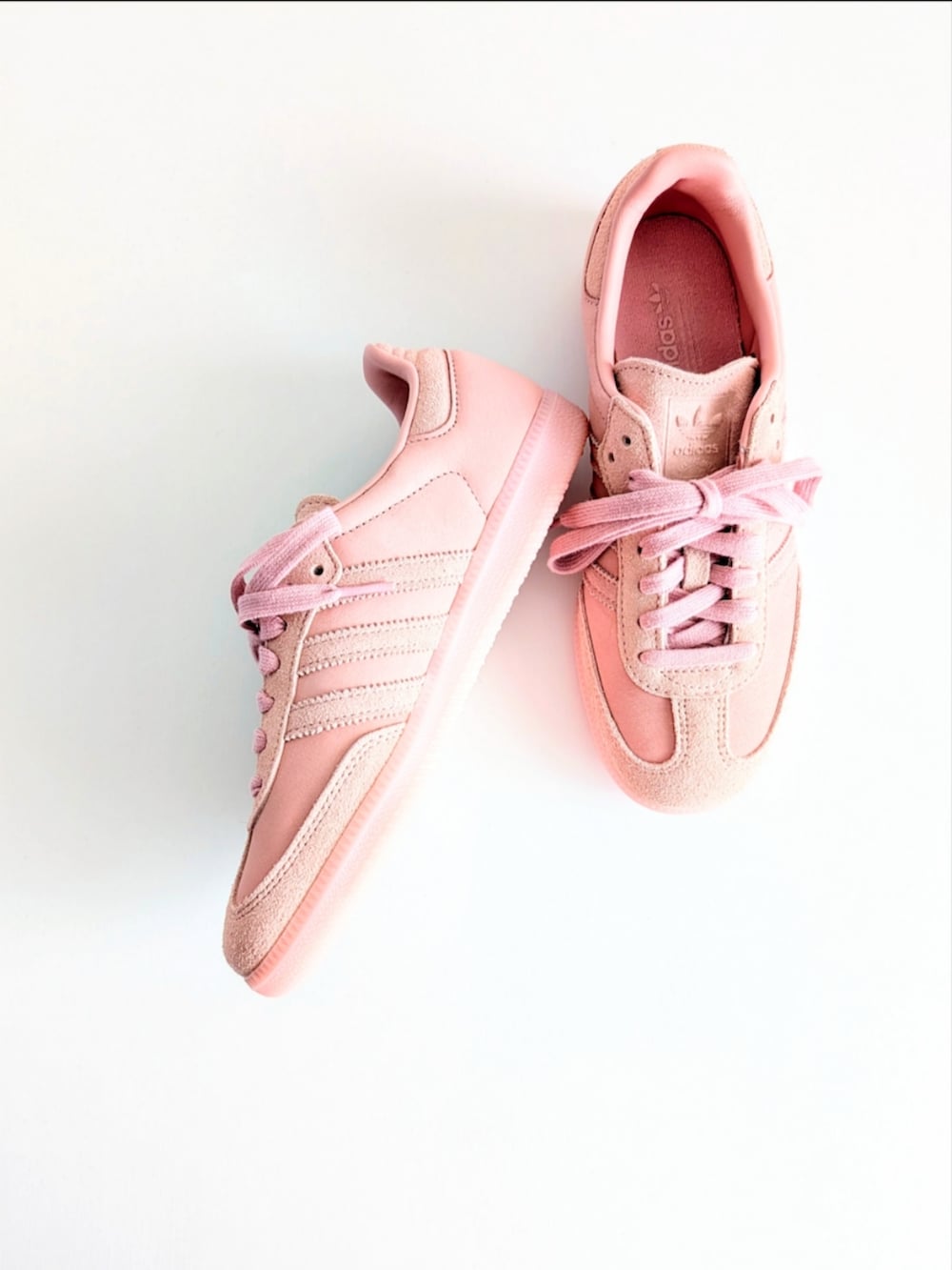 グレー系のスウェット、その他のその他アウター、グレー系のスウェットパンツを着用したレディースの冬コーディネートの5枚目の写真