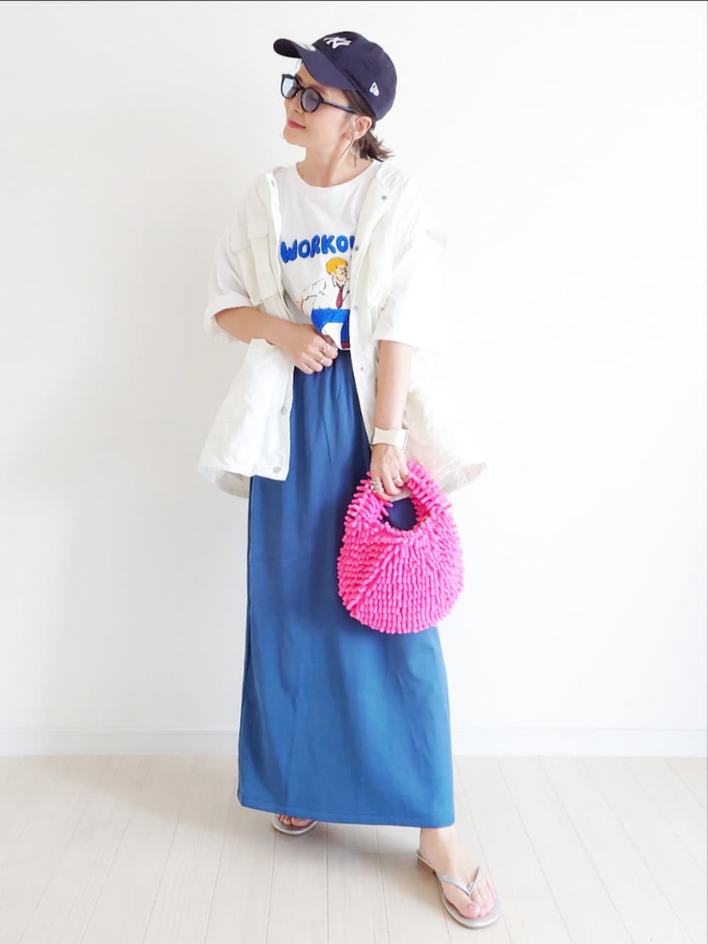 ホワイト系のTシャツ/カットソー、ブルー系のスカート、ホワイト系のベストを着用したレディースの夏コーディネートの3枚目の写真