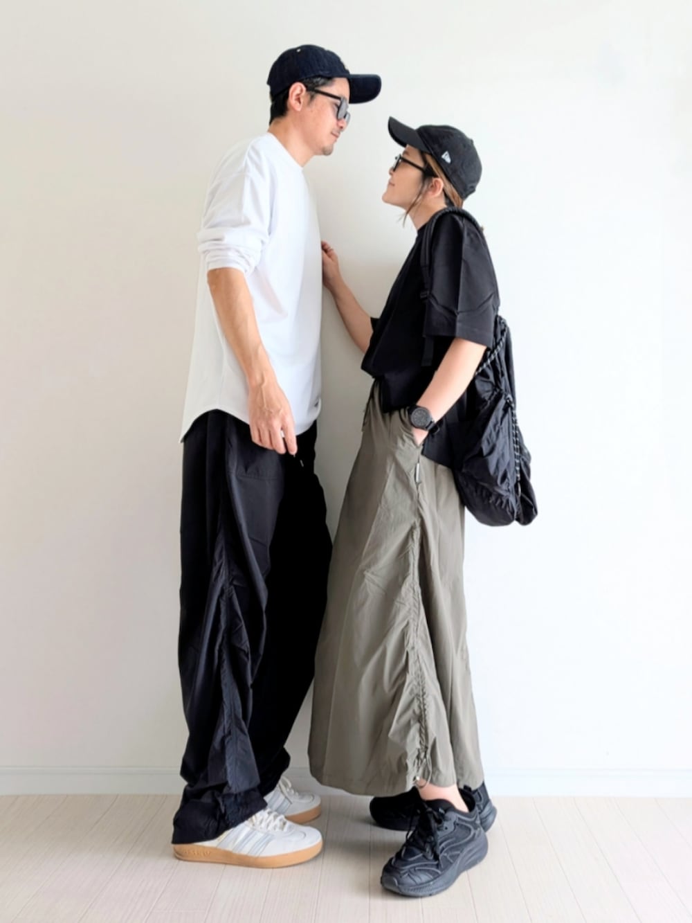 「TIGORA、春めき満開コーデ、シンプルコーデ、スニーカー、Tシャツ、夫婦、カーゴパンツ、キャップ、アウトドアスタイル、プチプラ、モノトーン、カーキ、スカート」｜「NEW ERAのニューエラ キャップ 9TWENTY MICRO LOGO MLB ニューヨークヤンキース ウォッシュ加工 NEW ERA（キャップ、ブラック系）」を使った、𝕪𝕦𝕚さん（骨格ウェーブ・レディース・155cm）の春コーディネートの3枚目の写真