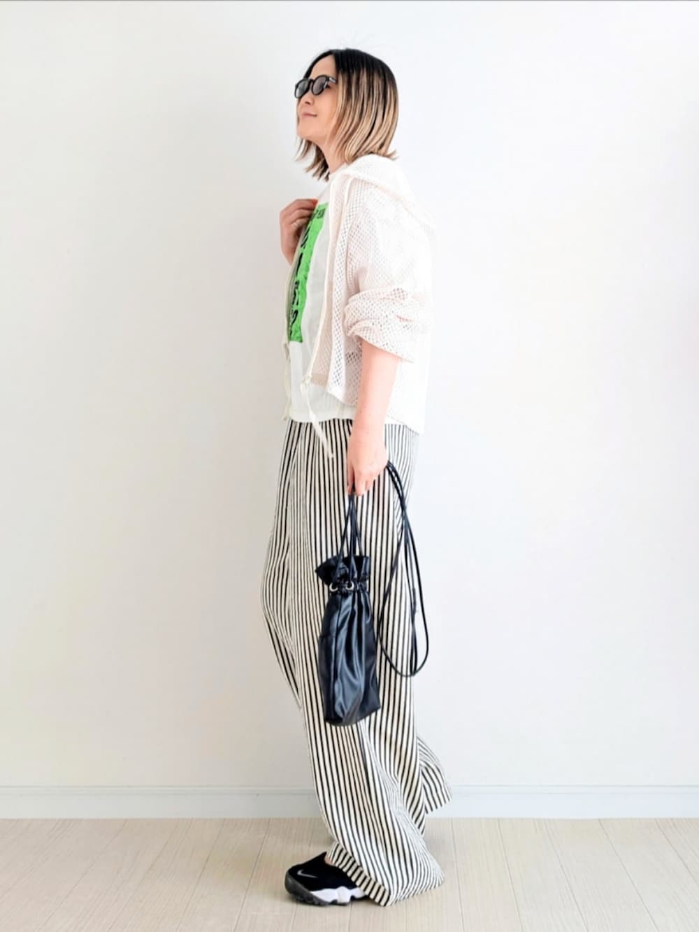 ブラック系のその他パンツ、ホワイト系のパーカー、ホワイト系のTシャツ/カットソーを着用したレディースの夏コーディネートの2枚目の写真