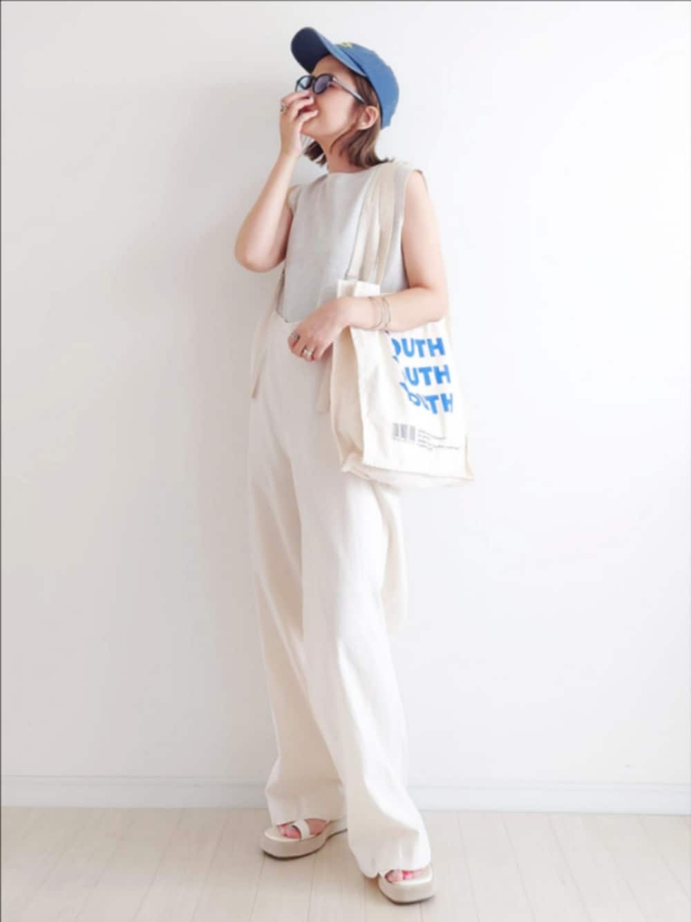 ホワイト系のサロペット/オーバーオール、ホワイト系のTシャツ/カットソー、ホワイト系のトートバッグを着用したレディースの夏コーディネートの2枚目の写真