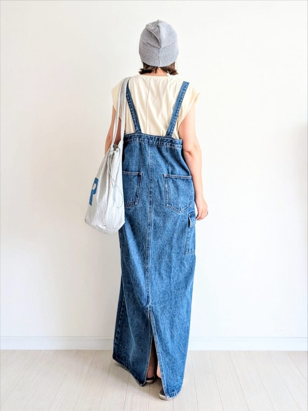 ブルー系のジャンパースカート、ホワイト系のTシャツ/カットソー、シルバー系のサンダルを着用したレディースの夏コーディネートの3枚目の写真