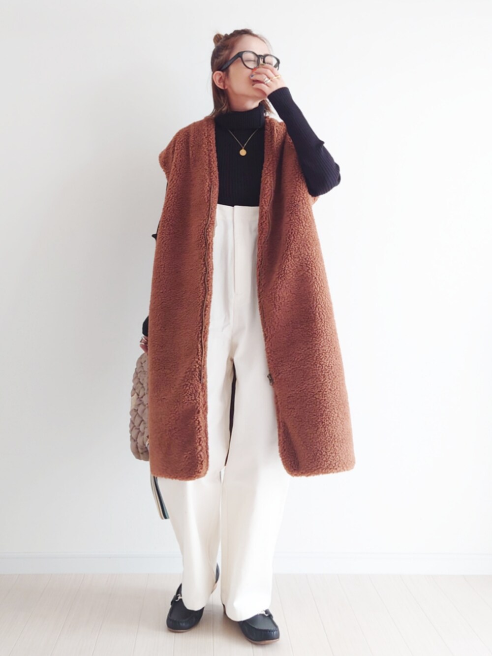 「birthdayroom、ボア、ベスト、ボアベスト、タートルネック、chacocloset、サロペット、プチプラ、ローファー、Q♥︎、ショルダーバッグ、coca」|「Birthday roomのリブタートルニット/シンプルリブニット/タートルネックセーター(ニット/セーター、ブラック系)」を使った、𝕪𝕦𝕚さん(レディース・155cm)の秋コーディネートの2枚目の写真