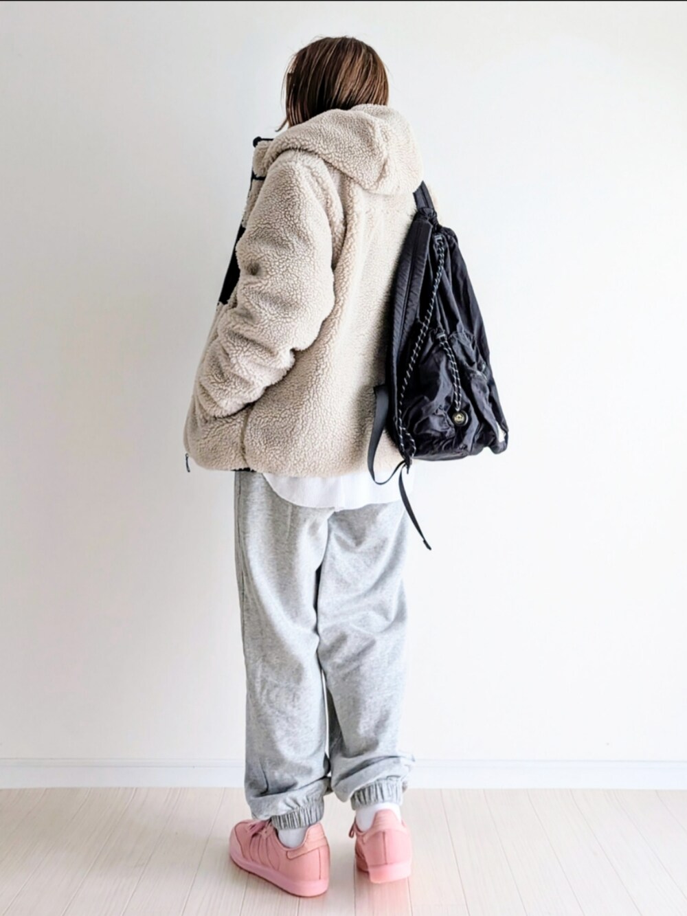 グレー系のスウェット、その他のその他アウター、グレー系のスウェットパンツを着用したレディースの冬コーディネートの3枚目の写真