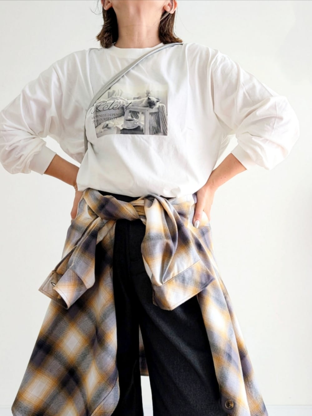 ホワイト系のTシャツ/カットソー、グレー系のスラックス、ホワイト系のシャツ/ブラウスを着用したレディースの秋コーディネートの5枚目の写真