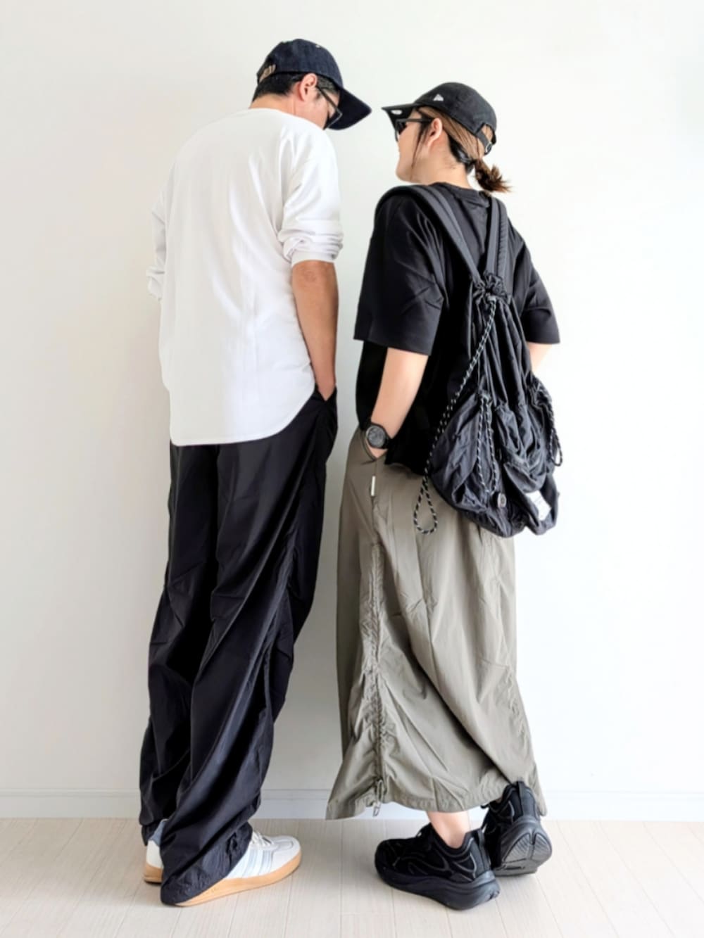 「TIGORA、春めき満開コーデ、シンプルコーデ、スニーカー、Tシャツ、夫婦、カーゴパンツ、キャップ、アウトドアスタイル、プチプラ、モノトーン、カーキ、スカート」｜「NEW ERAのニューエラ キャップ 9TWENTY MICRO LOGO MLB ニューヨークヤンキース ウォッシュ加工 NEW ERA（キャップ、ブラック系）」を使った、𝕪𝕦𝕚さん（骨格ウェーブ・レディース・155cm）の春コーディネートの4枚目の写真