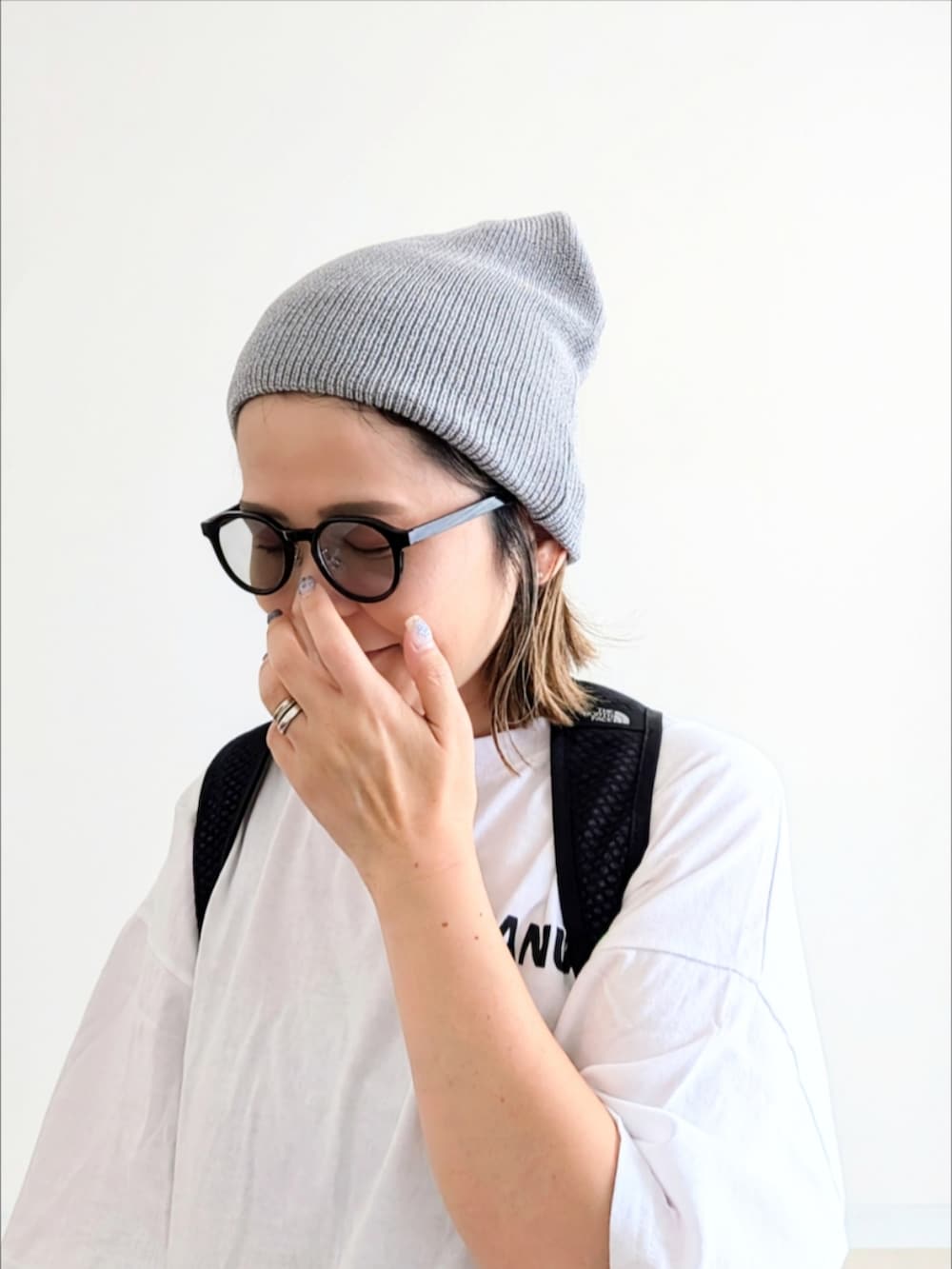 ブラック系のその他パンツ、ホワイト系のTシャツ/カットソー、ブラック系のサンダルを着用したレディースの夏コーディネートの5枚目の写真