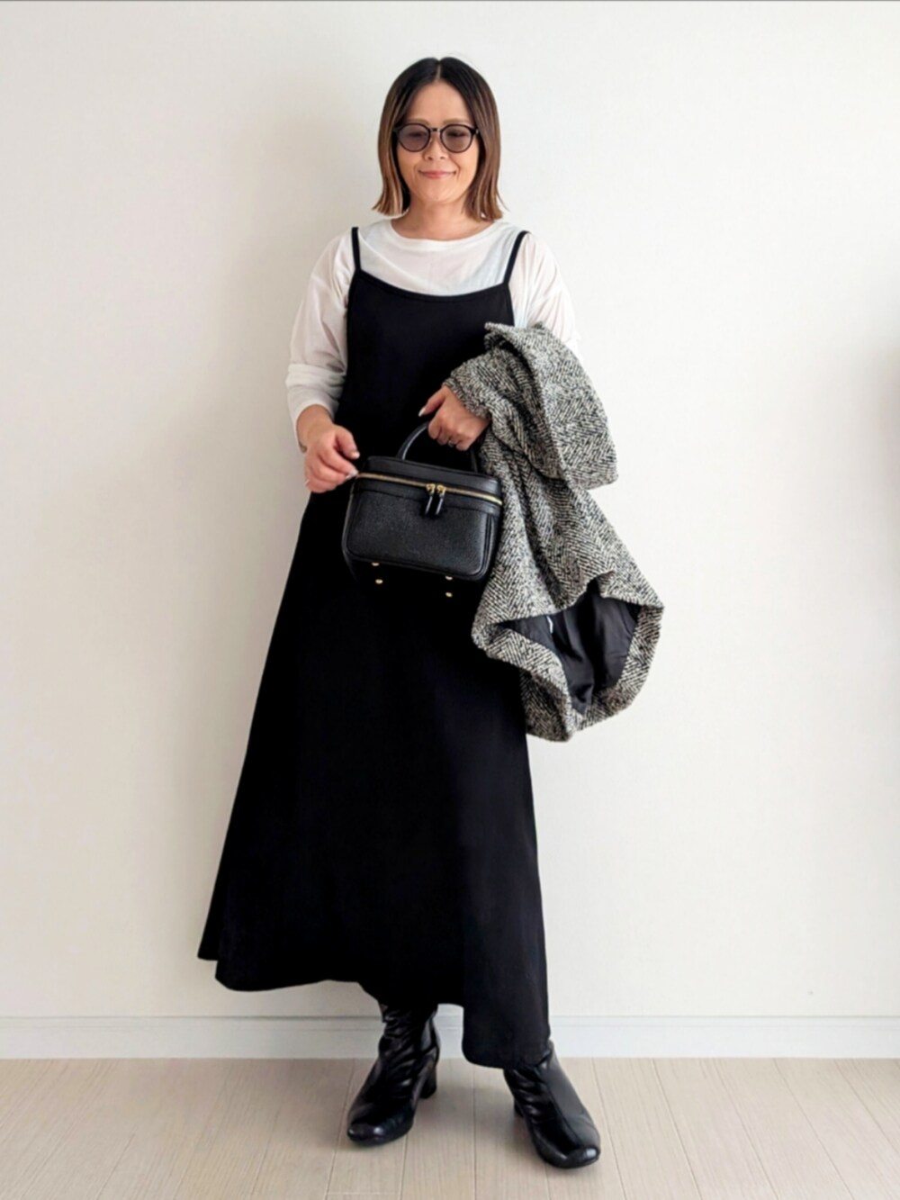 その他のピーコート、ホワイト系のTシャツ/カットソー、ブラック系のワンピースを着用したレディースの秋コーディネートの5枚目の写真