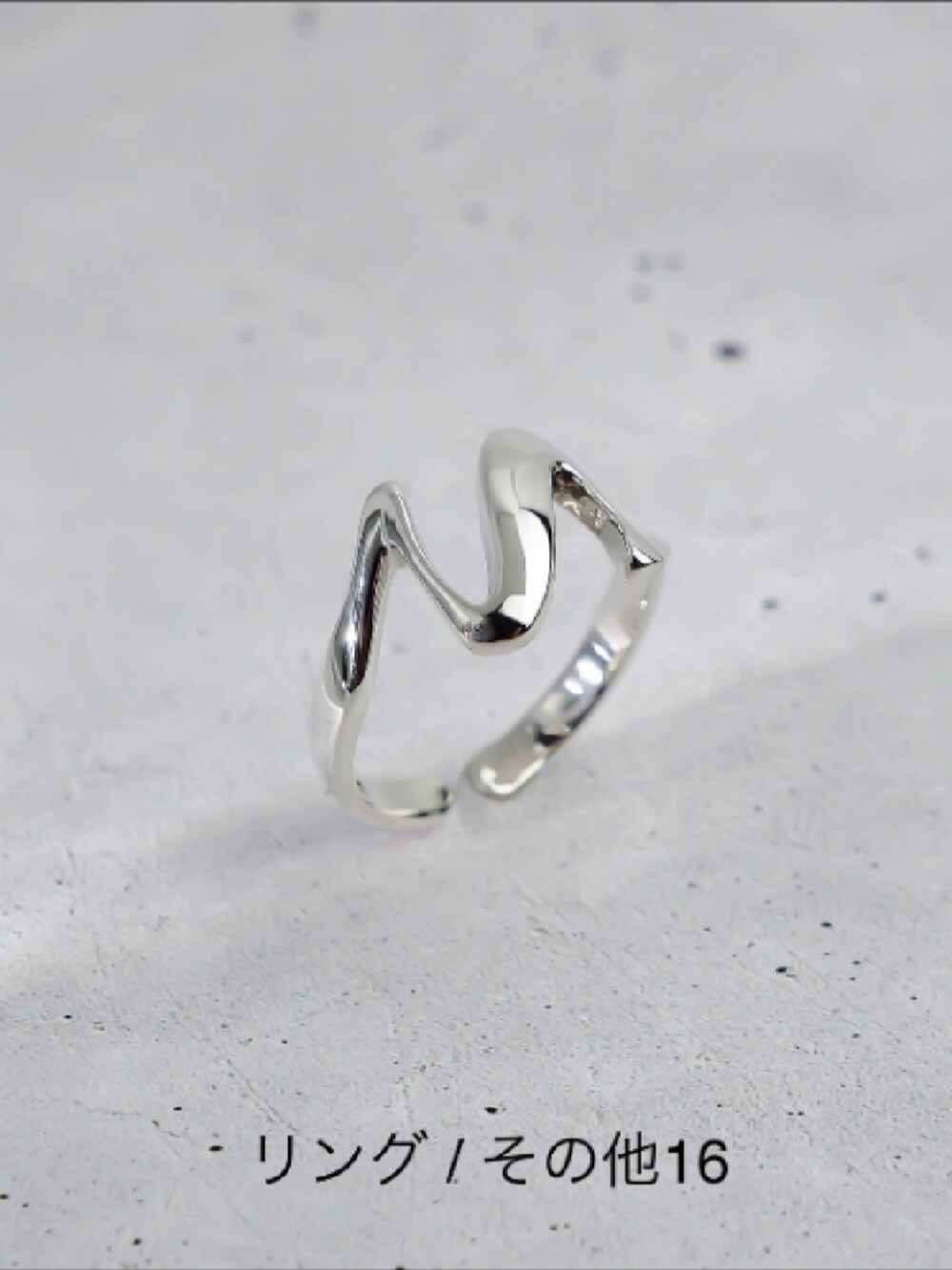 ブルー系のワンピース、パープル系のトートバッグ、ベージュ系のタンクトップを着用したレディースの夏コーディネートの4枚目の写真