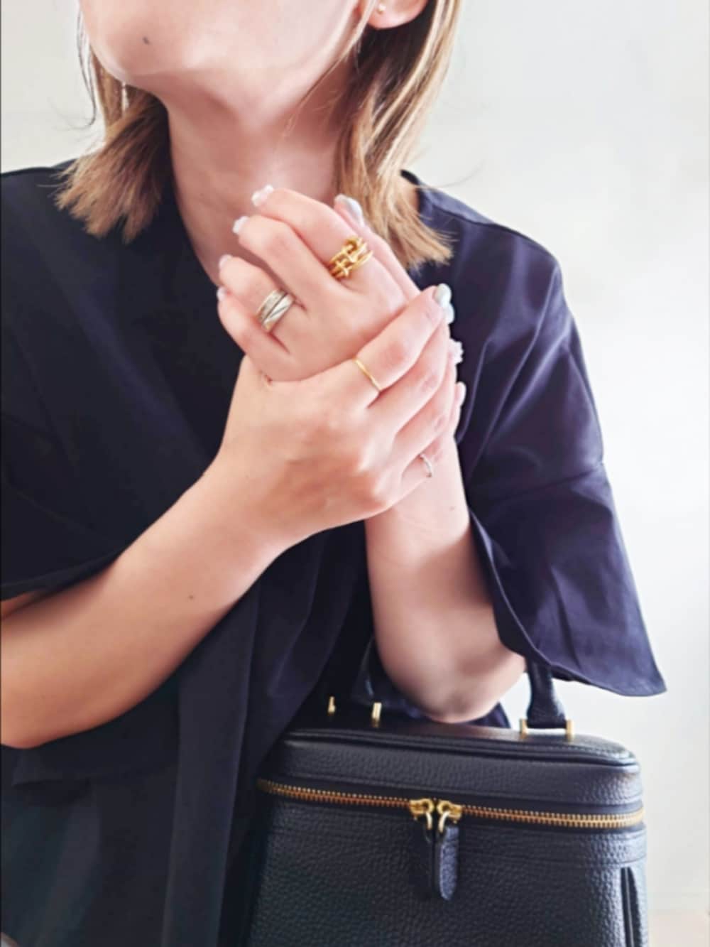 ブラック系のTシャツ/カットソー、ブラック系のその他パンツ、ブラック系のサンダルを着用したレディースの春コーディネートの4枚目の写真