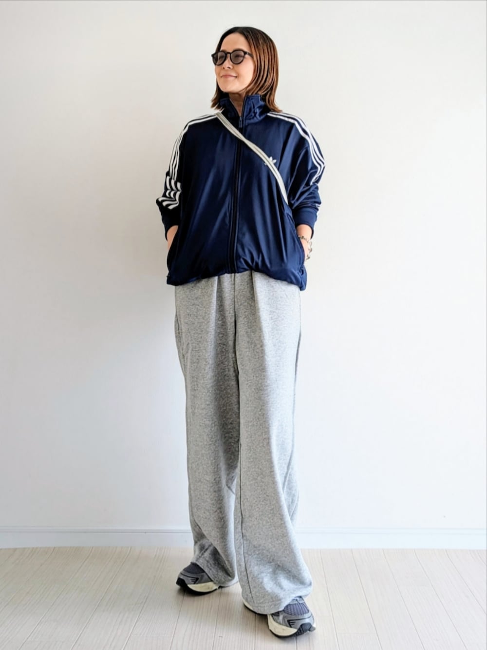 ブルー系のジャージ、グレー系のスウェットパンツ、シルバー系のショルダーバッグを着用したレディースの春コーディネートの2枚目の写真