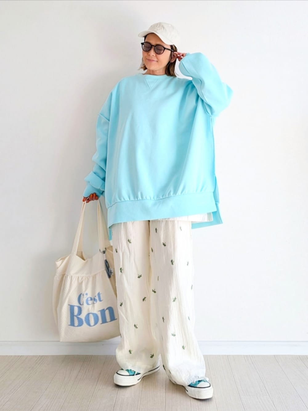 ホワイト系のその他パンツ、ホワイト系のトートバッグ、ブルー系のTシャツ/カットソーを着用したレディースの冬コーディネートの4枚目の写真