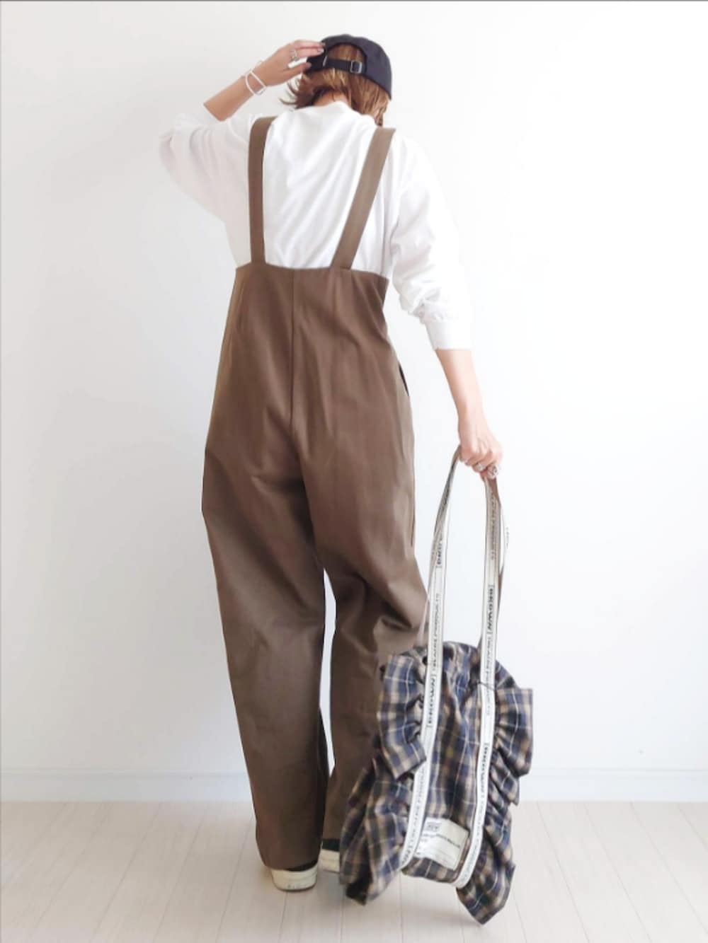 「CORNERS by yui、corners、サロペット、オーバーオール、秋コーデ、チェック、ブラウン、スニーカー、ワントーンコーデ、アウトドアスタイル、低身長、サングラス、キャップ、プチプラ、トートバッグ」|「CORNERSのu.e.made*×CORNERS ハイウエストツイルサロペット(サロペット/オーバーオール、ブラウン系)」を使った、𝕪𝕦𝕚さん(レディース・155cm)の秋コーディネートの5枚目の写真