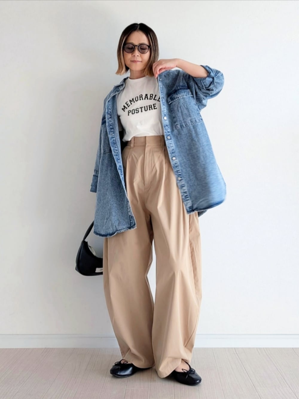 ベージュ系のチノパンツ、ブルー系のシャツ/ブラウス、ホワイト系のTシャツ/カットソーを着用したレディースの春コーディネートの4枚目の写真