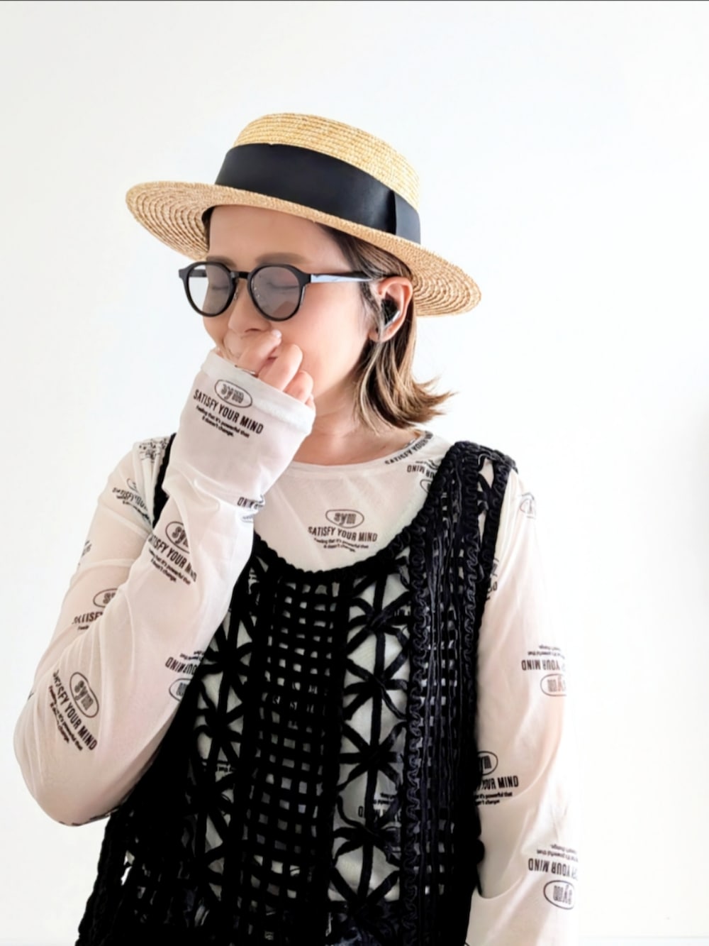 「やっぱり帽子が好き、麦わら帽子、白Tシャツ、サンダル、夏、シアートップス、ビスチェ、ベスト、デニム、モノトーン」｜「ROSE BUDの(OOFOS)<グリーンWEB限定カラー>Ooriginal（サンダル、ブラック系）」を使った、𝕪𝕦𝕚さん（骨格ウェーブ・レディース・155cm）の夏コーディネートの5枚目の写真