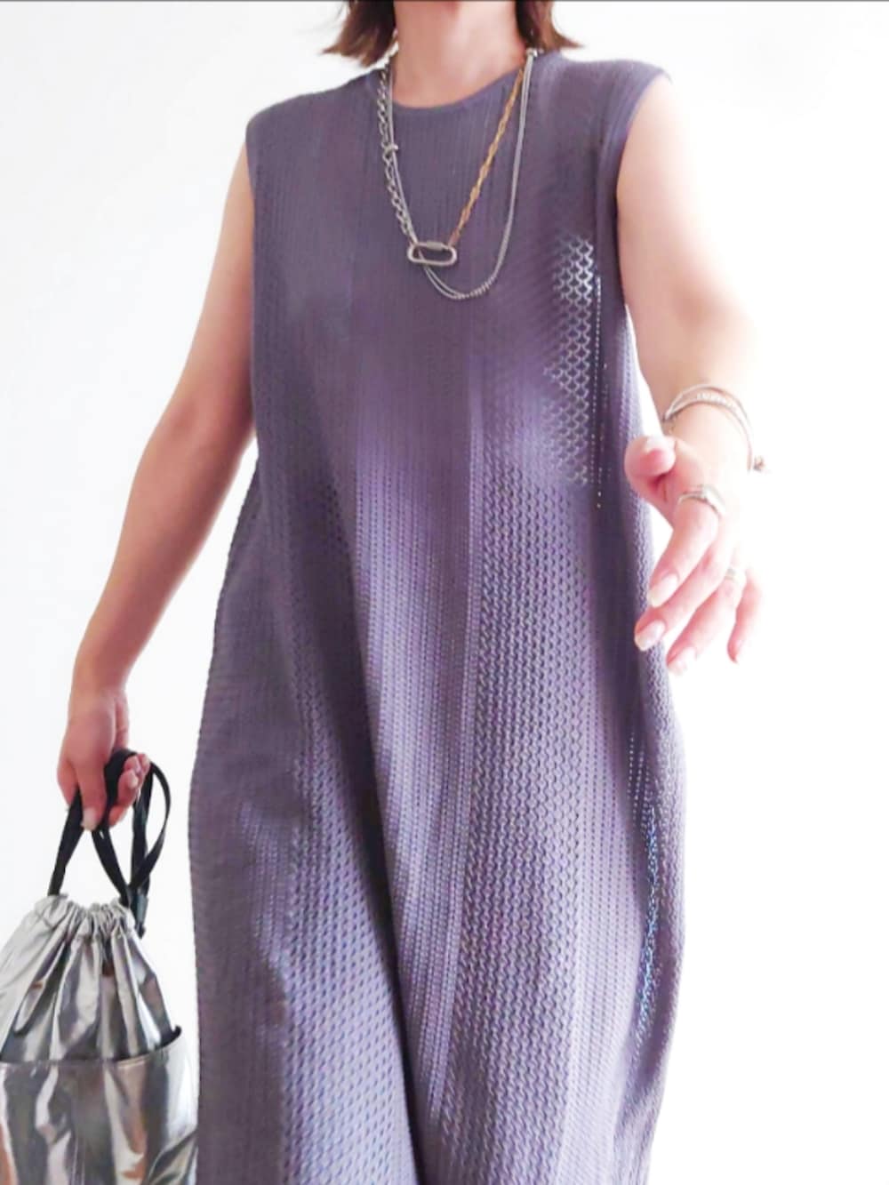 シルバー系のサンダル、ブルー系のデニムパンツ、グレー系のワンピースを着用したレディースの夏コーディネートの5枚目の写真