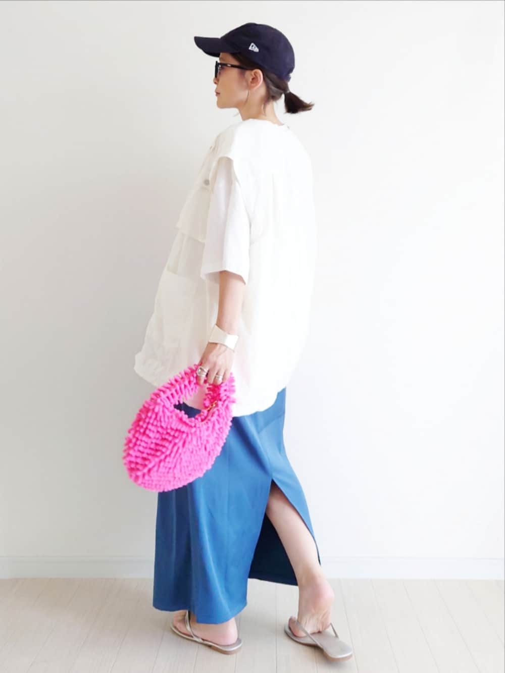 ホワイト系のTシャツ/カットソー、ブルー系のスカート、ホワイト系のベストを着用したレディースの夏コーディネートの4枚目の写真