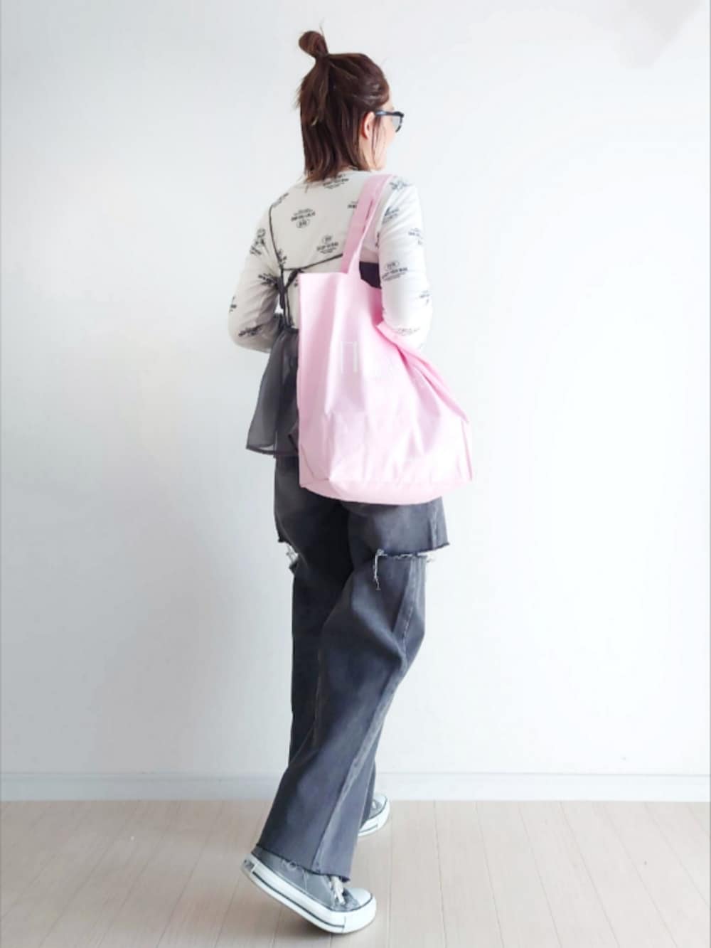 ホワイト系のTシャツ/カットソー、グレー系のキャミソール、ブラック系のデニムパンツを着用したレディースの春コーディネートの4枚目の写真