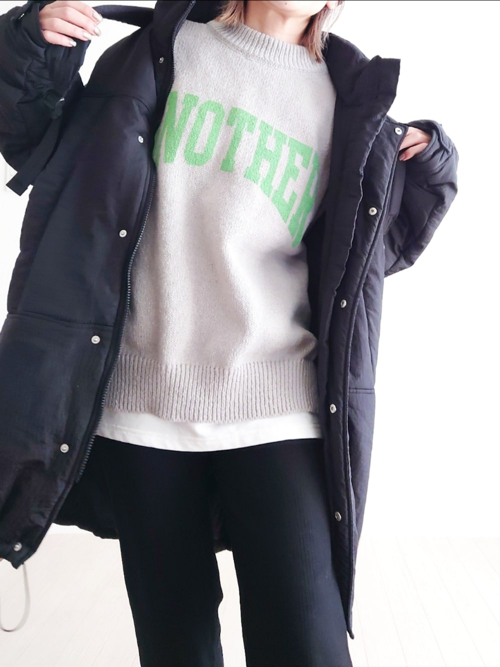 ブラック系のその他アウター、ブラック系のその他パンツ、グレー系のニット/セーターを着用したレディースの冬コーディネートの4枚目の写真