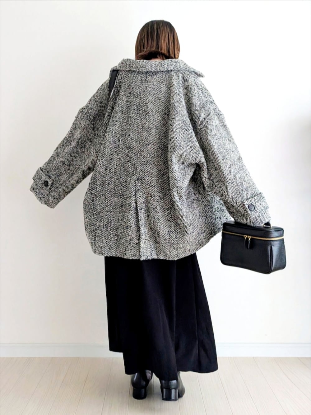 その他のピーコート、ホワイト系のTシャツ/カットソー、ブラック系のワンピースを着用したレディースの秋コーディネートの4枚目の写真