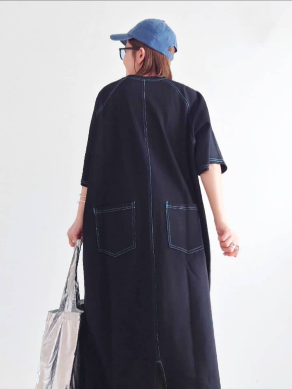 「CORNERS by yui、corners、ワンピース、ワンピースコーデ、ワンピーススタイル、Tシャツワンピ、ラグランTシャツ、夏だ!Tシャツ着よう!、夏コーデ、フェスコーデ、ブラックコーデ、ワントーンコーデ、低身長、キャップ、サングラス」|「CORNERS by yuiの【CORNERS by yui】配色ステッチラグランTシャツワンピース(ワンピース、ブラック系)」を使った、𝕪𝕦𝕚さん(レディース・155cm)の夏コーディネートの5枚目の写真