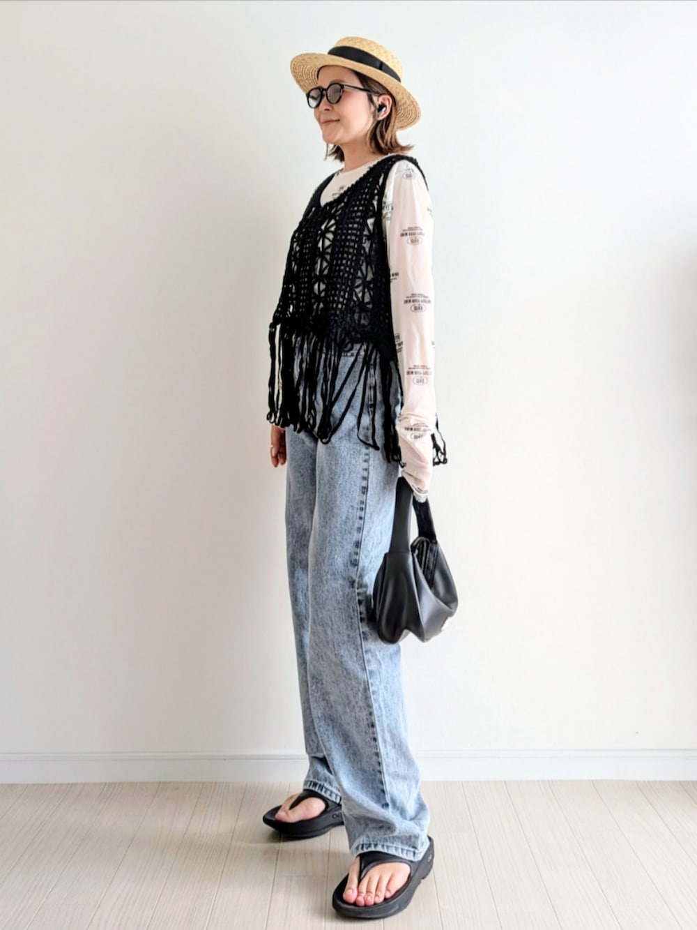 「やっぱり帽子が好き、麦わら帽子、白Tシャツ、サンダル、夏、シアートップス、ビスチェ、ベスト、デニム、モノトーン」｜「ROSE BUDの(OOFOS)<グリーンWEB限定カラー>Ooriginal（サンダル、ブラック系）」を使った、𝕪𝕦𝕚さん（骨格ウェーブ・レディース・155cm）の夏コーディネートの2枚目の写真