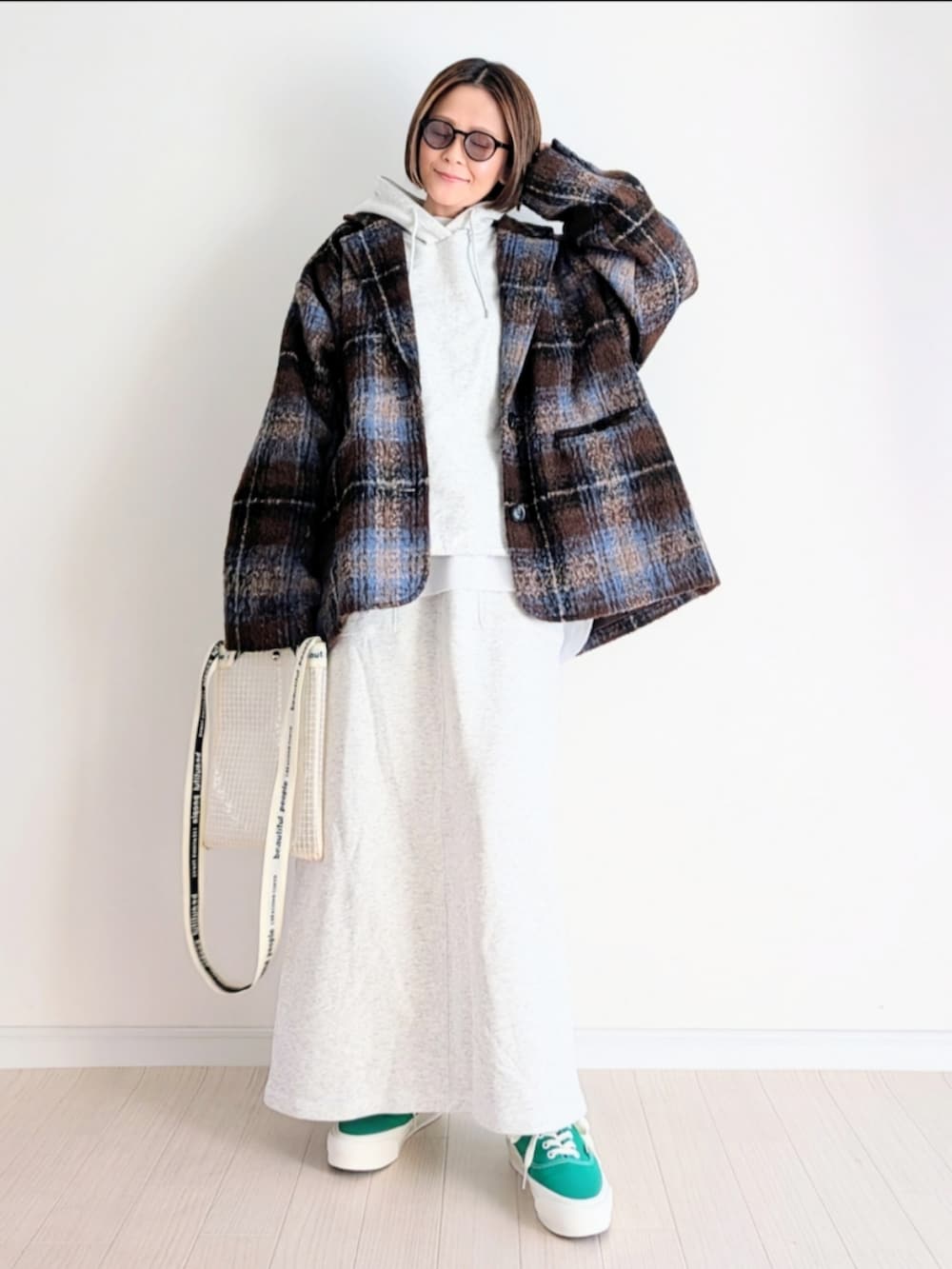 ブラウン系のテーラードジャケット、グレー系のスウェット、グレー系のスカートを着用したレディースの冬コーディネートの4枚目の写真