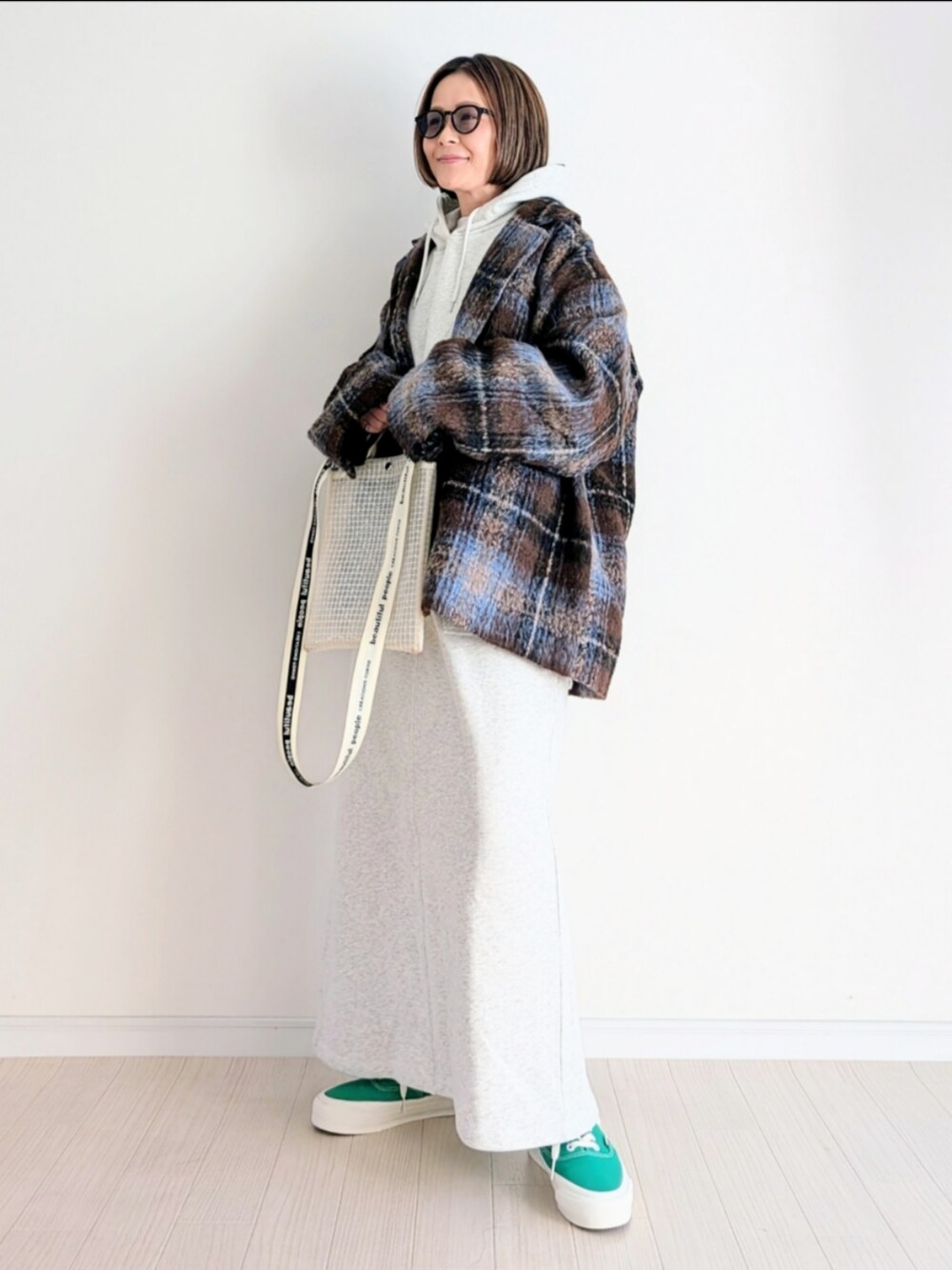 ブラウン系のテーラードジャケット、グレー系のスウェット、グレー系のスカートを着用したレディースの冬コーディネートの2枚目の写真