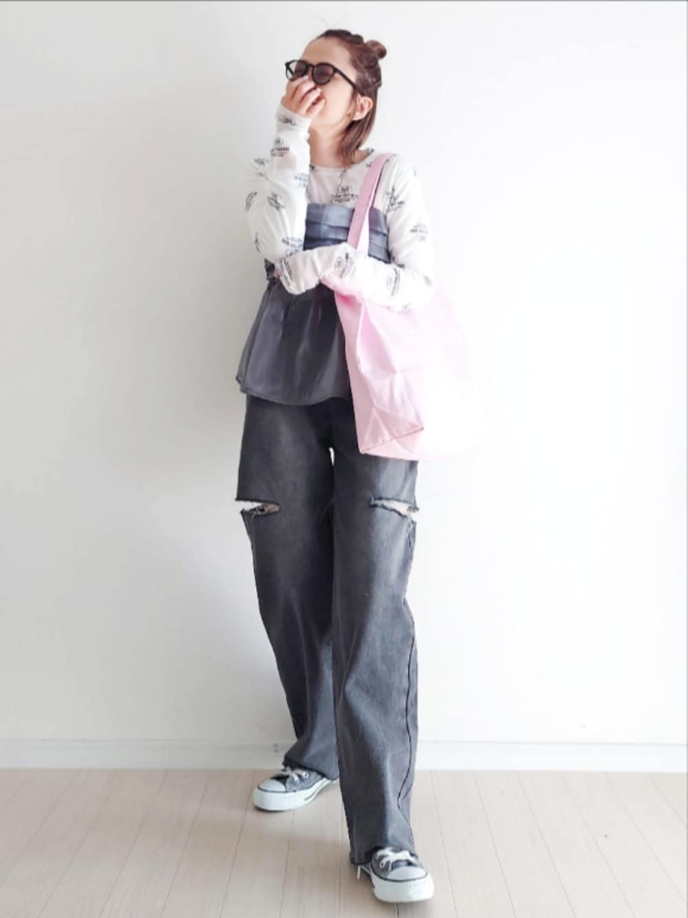 ホワイト系のTシャツ/カットソー、グレー系のキャミソール、ブラック系のデニムパンツを着用したレディースの春コーディネートの3枚目の写真