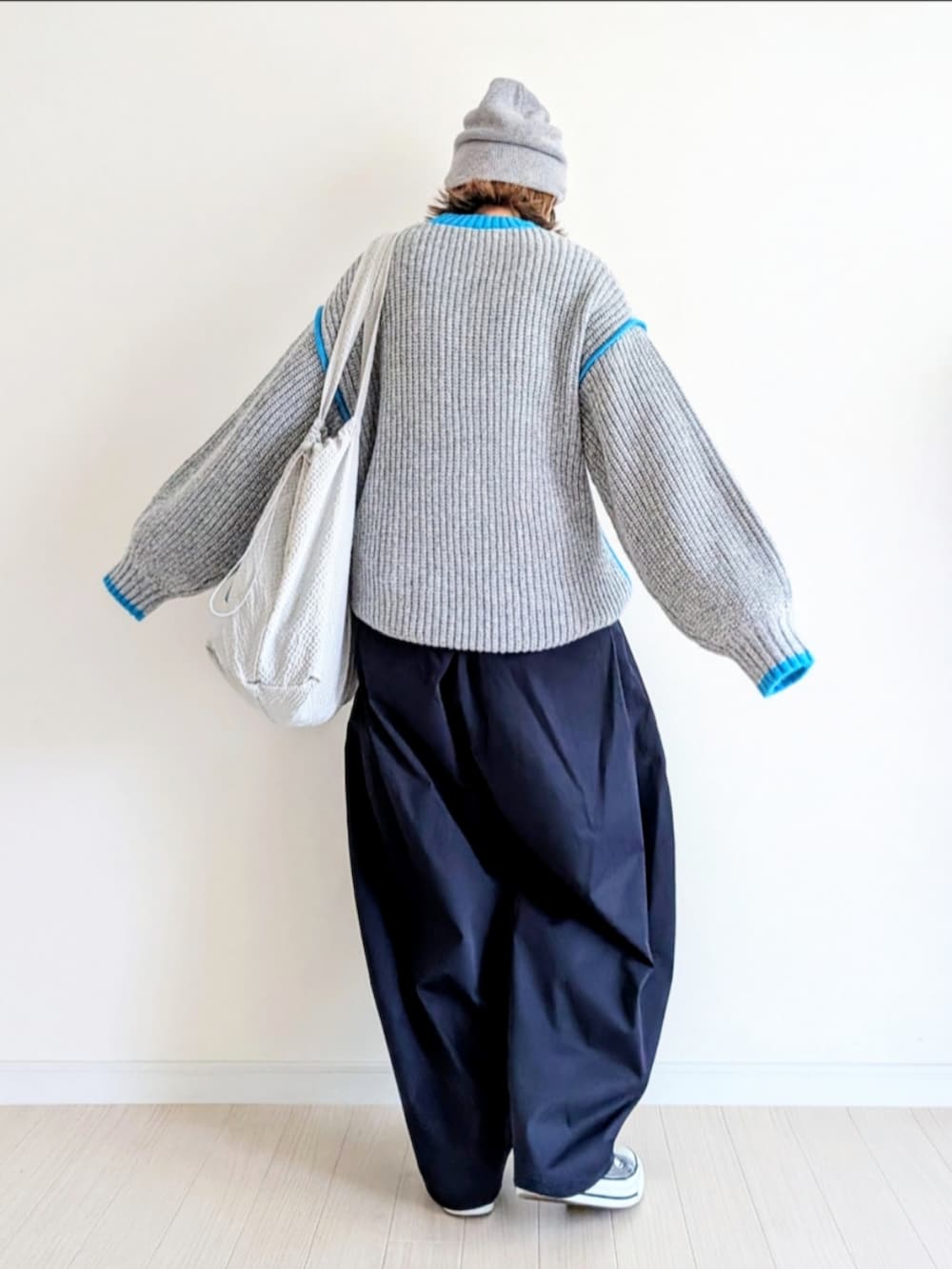 ブルー系のニット/セーター、ブルー系のその他パンツ、グレー系のスニーカーを着用したレディースの秋コーディネートの4枚目の写真