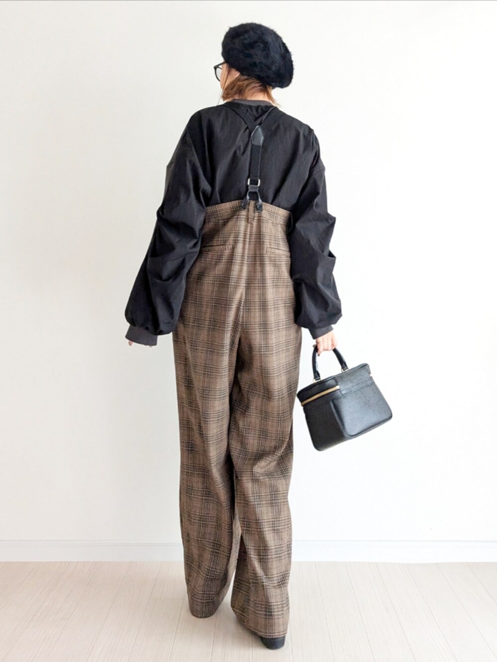 ブラウン系のサロペット/オーバーオール、ブラック系のスウェット、ブラック系のローファーを着用したレディースの秋コーディネートの3枚目の写真