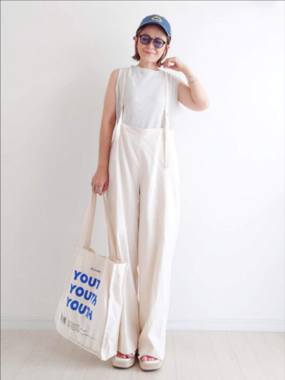 ホワイト系のサロペット/オーバーオール、ホワイト系のTシャツ/カットソー、ホワイト系のトートバッグを着用したレディースの夏コーディネートの5枚目の写真