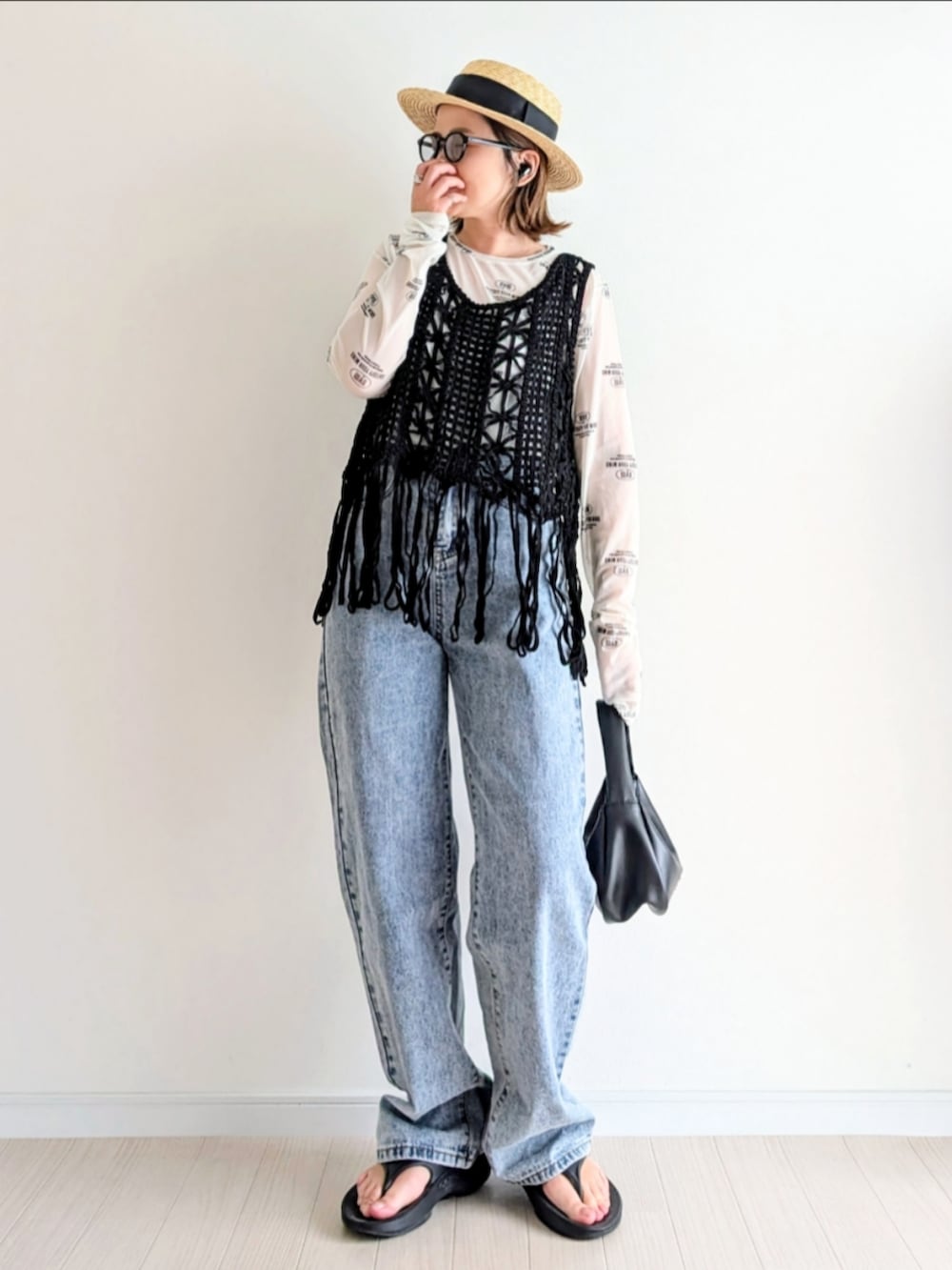 「やっぱり帽子が好き、麦わら帽子、白Tシャツ、サンダル、夏、シアートップス、ビスチェ、ベスト、デニム、モノトーン」｜「ROSE BUDの(OOFOS)<グリーンWEB限定カラー>Ooriginal（サンダル、ブラック系）」を使った、𝕪𝕦𝕚さん（骨格ウェーブ・レディース・155cm）の夏コーディネートの4枚目の写真