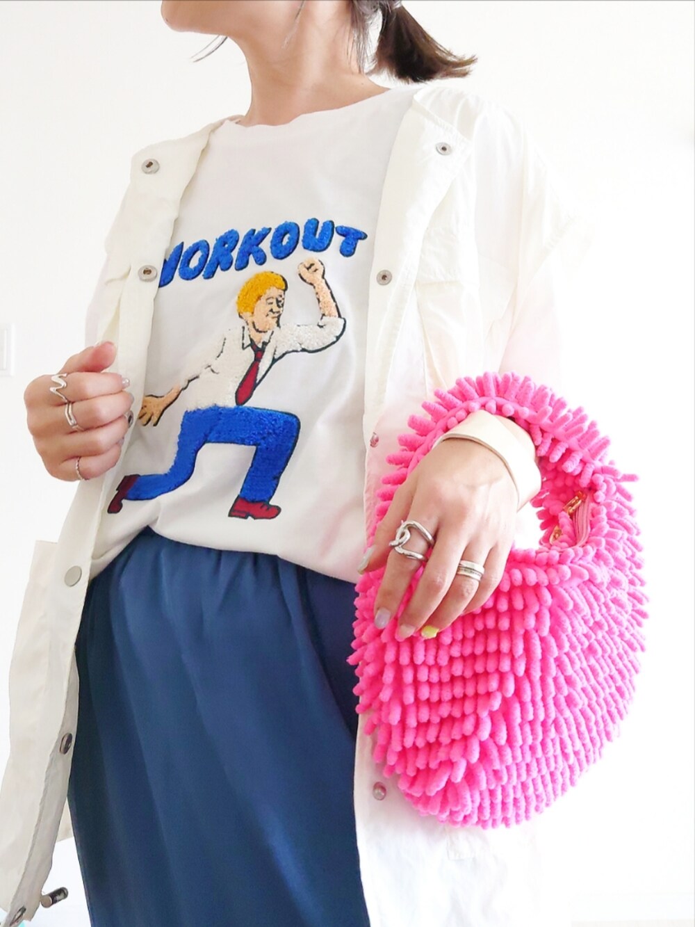 ホワイト系のTシャツ/カットソー、ブルー系のスカート、ホワイト系のベストを着用したレディースの夏コーディネートの5枚目の写真