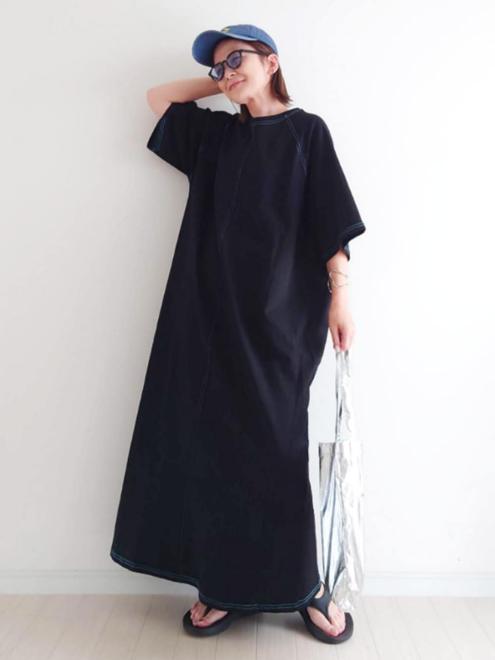 「CORNERS by yui、corners、ワンピース、ワンピースコーデ、ワンピーススタイル、Tシャツワンピ、ラグランTシャツ、夏だ!Tシャツ着よう!、夏コーデ、フェスコーデ、ブラックコーデ、ワントーンコーデ、低身長、キャップ、サングラス」|「CORNERS by yuiの【CORNERS by yui】配色ステッチラグランTシャツワンピース(ワンピース、ブラック系)」を使った、𝕪𝕦𝕚さん(レディース・155cm)の夏コーディネートの2枚目の写真