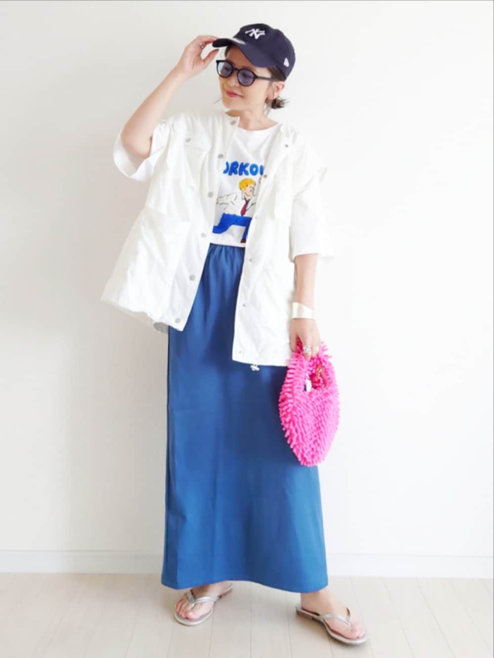 ホワイト系のTシャツ/カットソー、ブルー系のスカート、ホワイト系のベストを着用したレディースの夏コーディネートの2枚目の写真