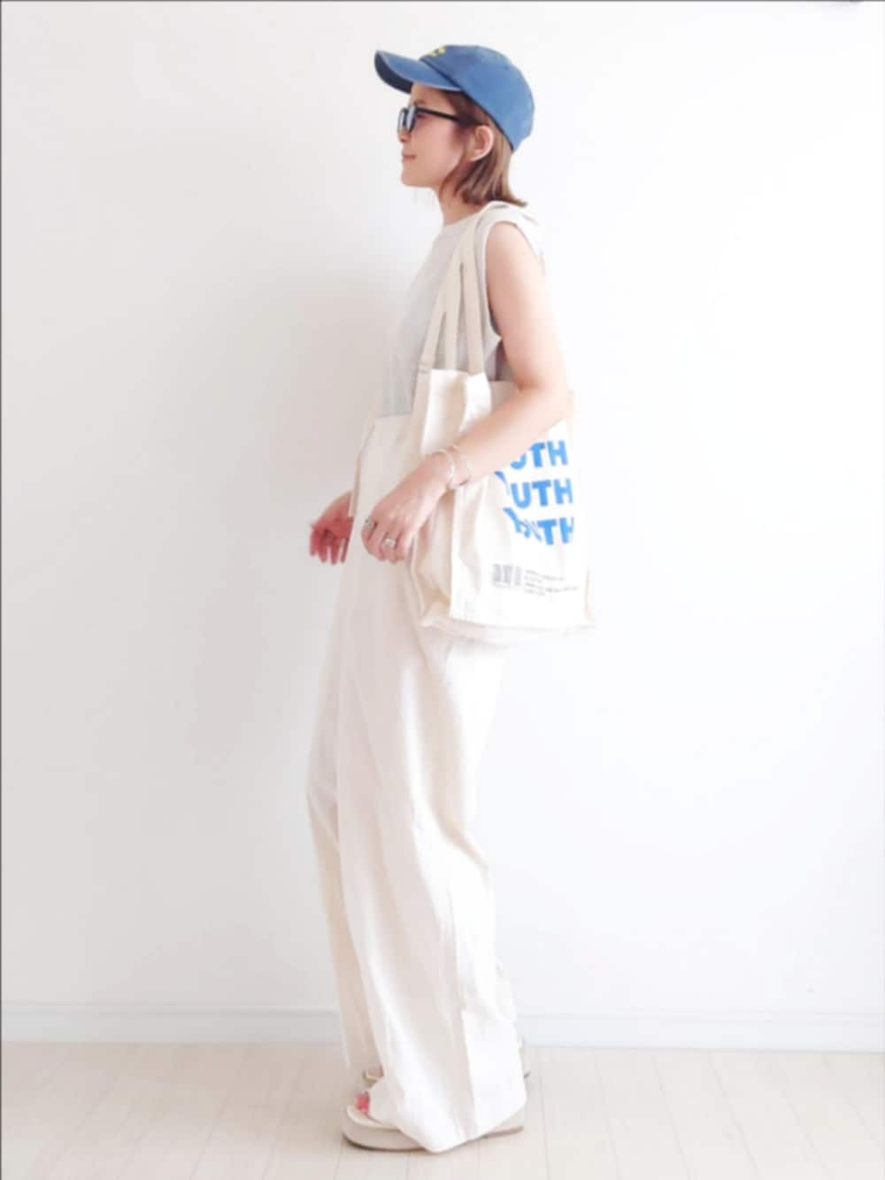 ホワイト系のサロペット/オーバーオール、ホワイト系のTシャツ/カットソー、ホワイト系のトートバッグを着用したレディースの夏コーディネートの3枚目の写真