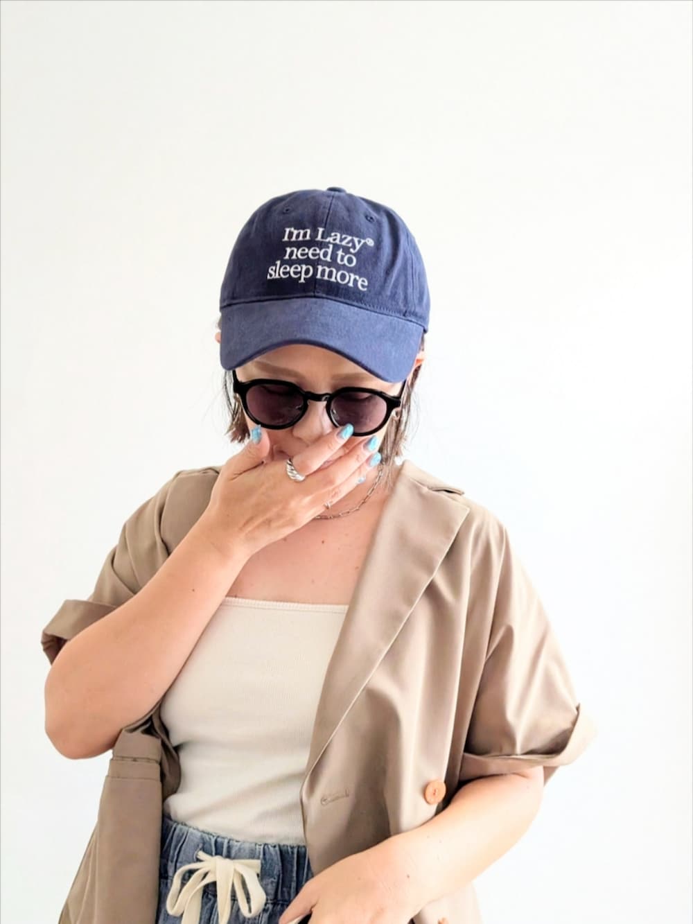 「デニム、スニーカー、チェック、スポーツミックス、ブラウン、秋服準備はじめました、ジャケット、ベージュ、キャミソール、キャップ、シンプルコーデ、韓国ファッション」｜「adidasの『一部WEB限定サイズ』adidas　Exclusive GAZELLE INDOOR（スニーカー、ベージュ系）」を使った、𝕪𝕦𝕚さん（骨格ウェーブ・レディース・155cm）の秋コーディネートの5枚目の写真