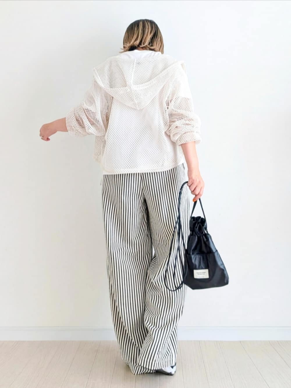 ブラック系のその他パンツ、ホワイト系のパーカー、ホワイト系のTシャツ/カットソーを着用したレディースの夏コーディネートの3枚目の写真