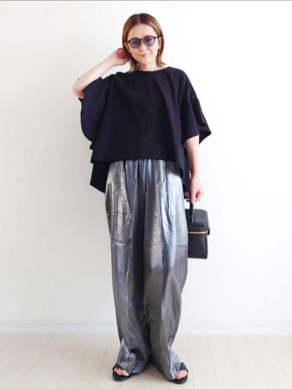 ブラック系のTシャツ/カットソー、ブラック系のその他パンツ、ブラック系のサンダルを着用したレディースの春コーディネートの3枚目の写真