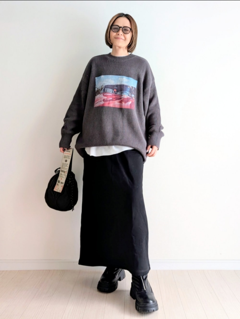 「notch.、notch. by yui、スウェット、スカート、ニット、シンプルコーデ、ブラックコーデ、ワントーンコーデ、モノトーン、ダウンジャケット、ノースフェイス、ブーツ、レイヤードスタイル、真冬のあったかスタイル」|「notch.のフォトプリントプルオーバーニット(ニット/セーター、グレー系)」を使った、𝕪𝕦𝕚さん(レディース・155cm)の冬コーディネートの5枚目の写真
