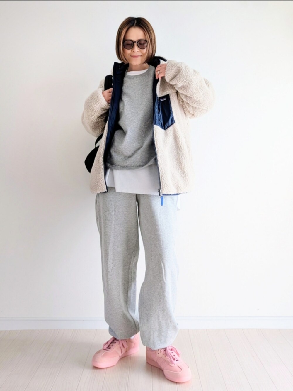 グレー系のスウェット、その他のその他アウター、グレー系のスウェットパンツを着用したレディースの冬コーディネートの2枚目の写真