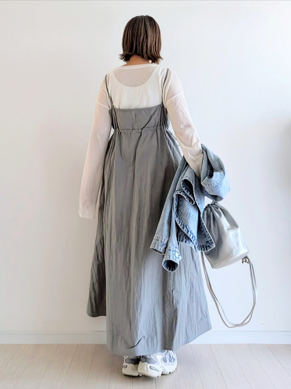グレー系のワンピース、ホワイト系のTシャツ/カットソー、ブルー系のデニムジャケットを着用したレディースの春コーディネートの3枚目の写真