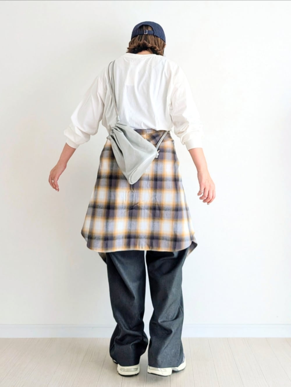 ホワイト系のTシャツ/カットソー、グレー系のスラックス、ホワイト系のシャツ/ブラウスを着用したレディースの秋コーディネートの3枚目の写真