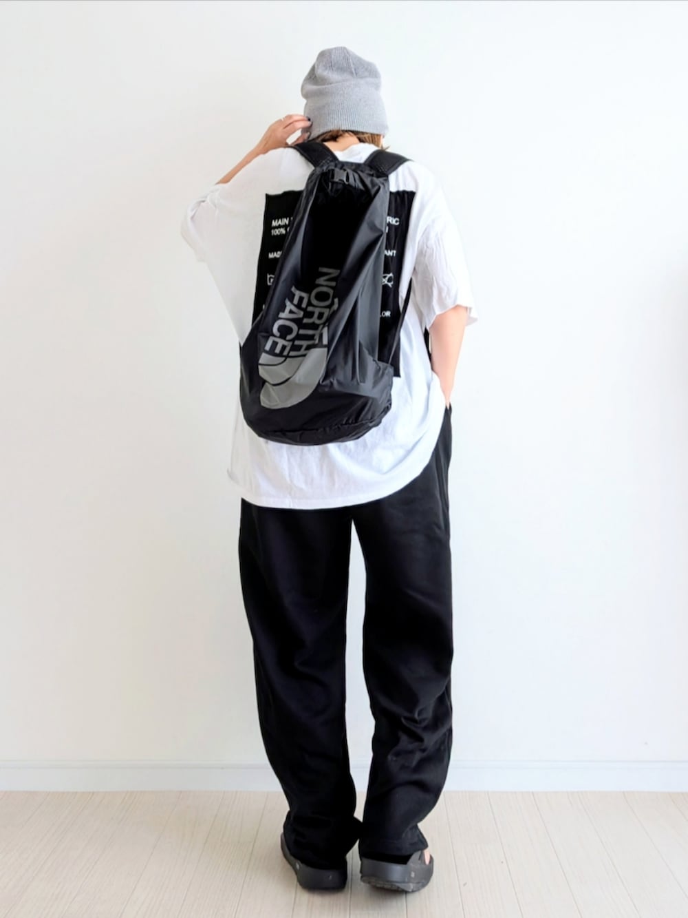 ブラック系のその他パンツ、ホワイト系のTシャツ/カットソー、ブラック系のサンダルを着用したレディースの夏コーディネートの3枚目の写真