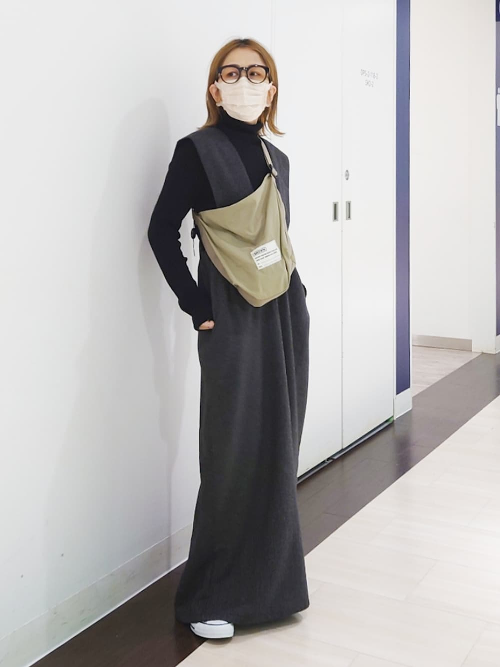 「selectmoca、ワンピース、ジャンパースカート、ニット、タートルネック、モノトーンコーデ、シンプル、ショルダーバッグ、カーキ、低身長、スニーカー、ハイカットスニーカー」｜「select MOCA by sonの2022 AW ツイードジャンパーロングスカート（ジャンパースカート、ブラック系）」を使った、𝕪𝕦𝕚さん（レディース・155cm）の冬コーディネートの2枚目の写真